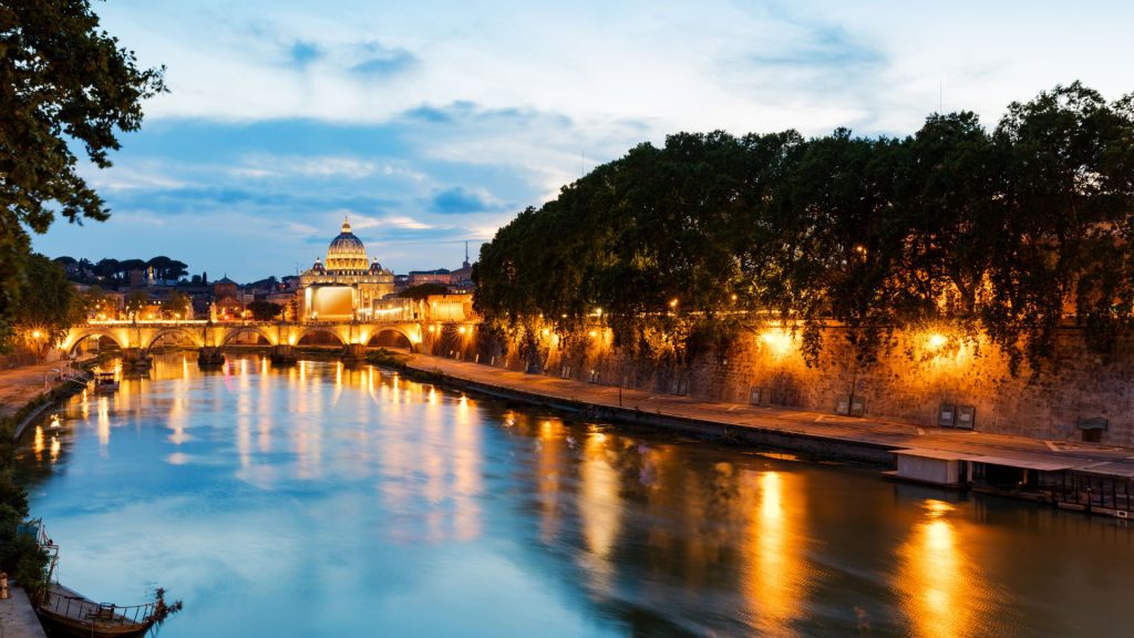 Vue de loin du Ponte Sant'Angelo, au coucher du soleil