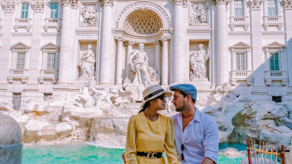 Au pied de la fontaine de Trevi en amoureux 