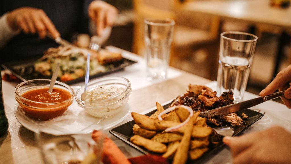 Diner en couple de jeune amoureux en terrasse du restaurant Otello. Des assiettes bien chargés qui donnent envie de manger