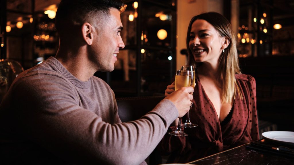 Jeune couple au restaurant Antica Pesa à Rome. Ils sont entrain de profiter des plats et de la sélection des spiritueux