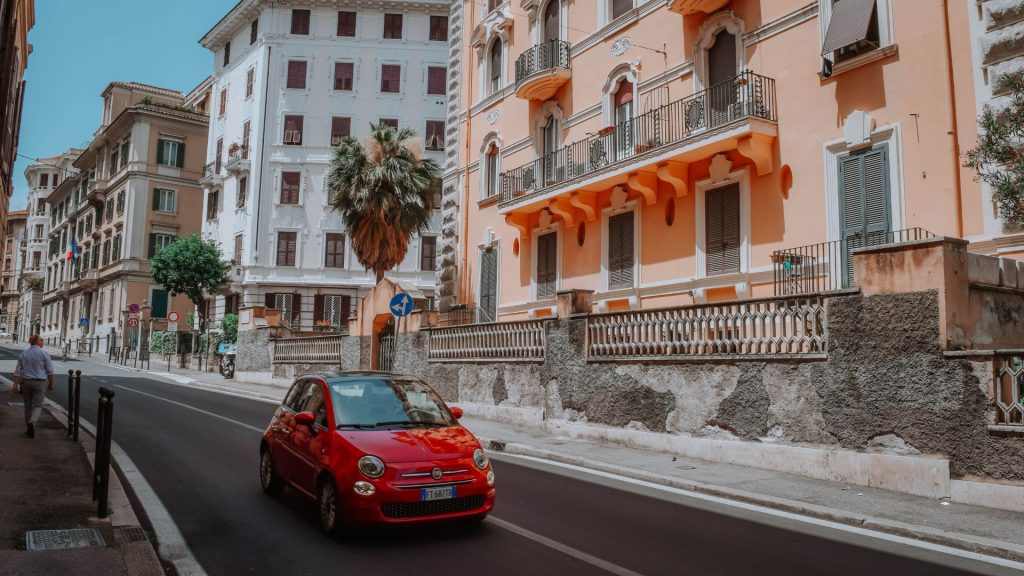 Ville de Rome, avec la célèbre fiât 500, un classique de l'Italie 