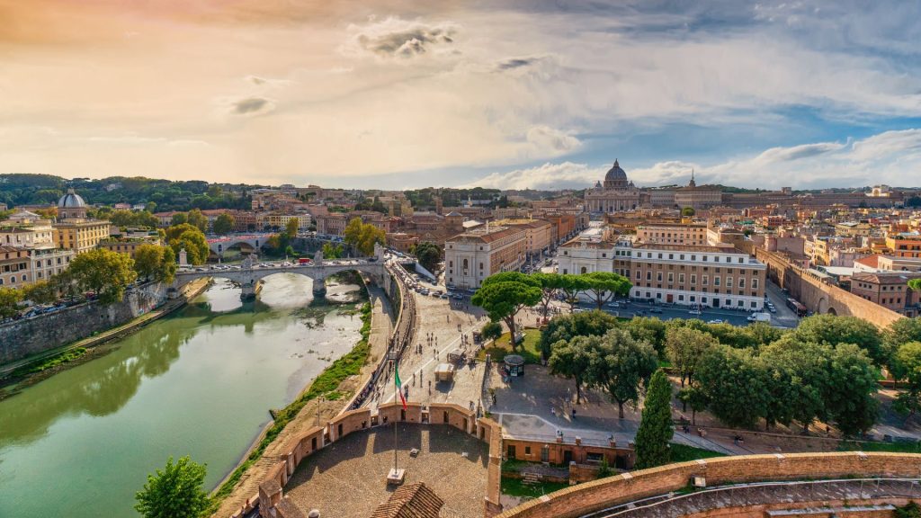 Vue époustouflante du restaurant qui donne sur la ville de Rome. Lieu idéal pour les couples souhaitant passer une excellente soirée