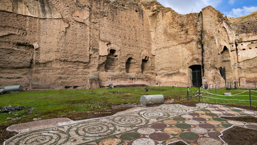 Dans les ruines du therme de Caracalla à Rome, mosaïque au sol