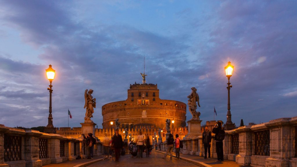 Vue sur le pont Saint Angel, à Rome lors du coucher de soleil