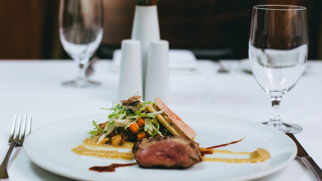 Délicieux plat servit à la terrasse du restaurant VII Corte. Une carte aux plats gourmands et savoureux idéal pour un jeune couple à la quête d'une bonne adresse