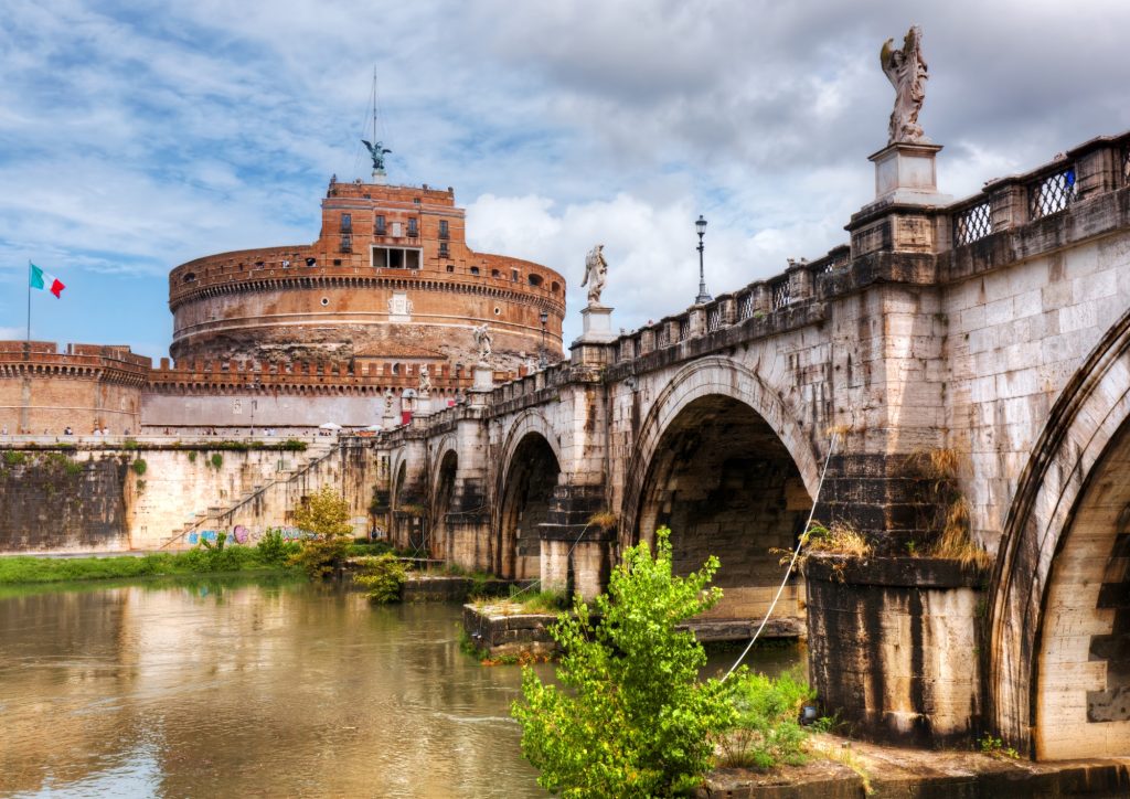 Sous le ciel évocateur de Rome, le Château Saint-Ange se dresse comme une forteresse impériale, offrant un décor romantique idéal pour les couples jeunes et amoureux. Des remparts millénaires, des vues panoramiques sur la ville éternelle et une atmosphère médiévale créent une expérience envoûtante où l'amour s'épanouit au fil des siècles.