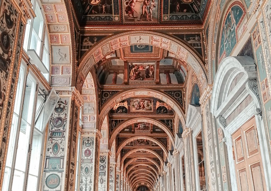 Sous le ciel sacré de Rome, les Musées du Vatican dévoilent leur trésor artistique, offrant un cadre somptueux pour les couples jeunes et amoureux. Des fresques célestes, des sculptures divines et des galeries qui racontent l'histoire de l'humanité créent une expérience envoûtante où l'amour se mêle à la spiritualité.