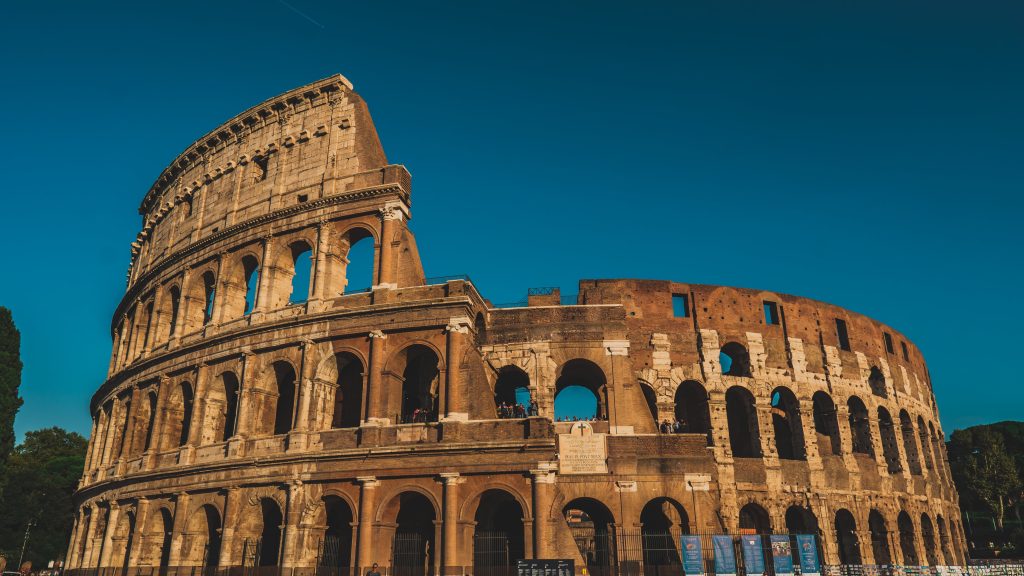 Colisée de rome en ruine sous un ciel bleu