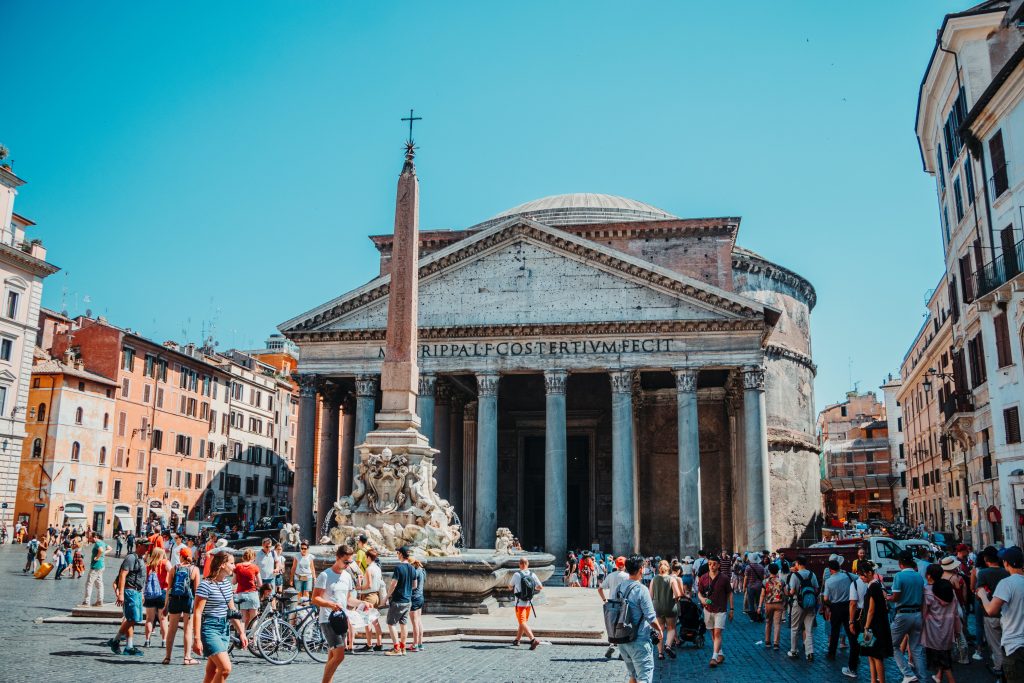panthéon de Rome avec de la foule dans les rues