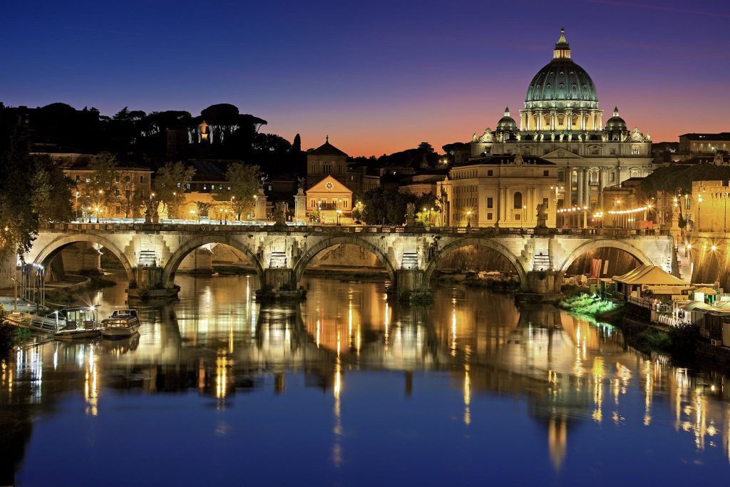 Vue de Rome de nuit, pour passer une bonne soirée en tant que jeune couple 