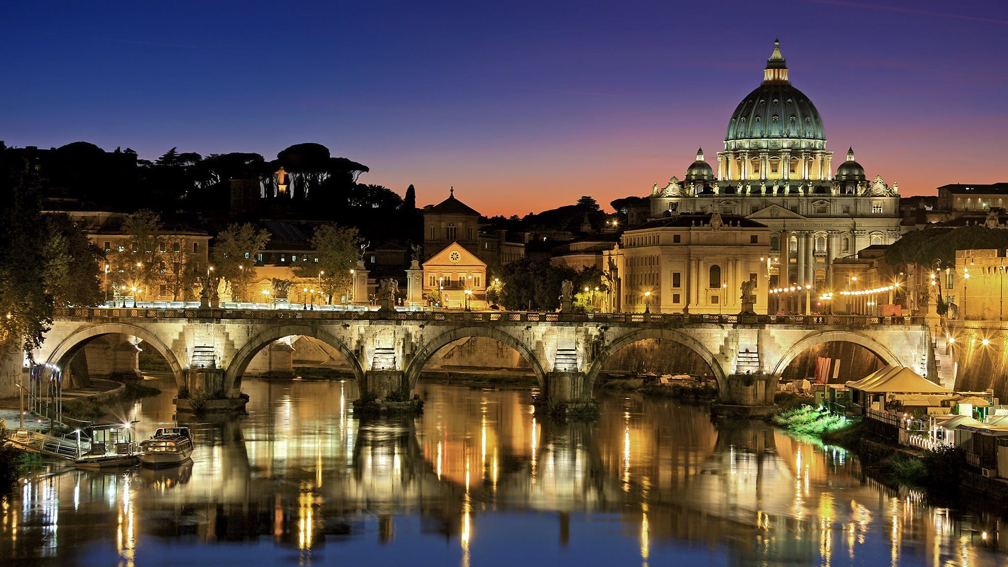 Vue de Rome de nuit, pour passer une bonne soirée en tant que jeune couple